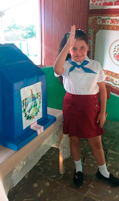 Pionera custodia urna en colegio electoral de Camajuaní. Pionera custodia urna en colegio electoral de Camajuaní.