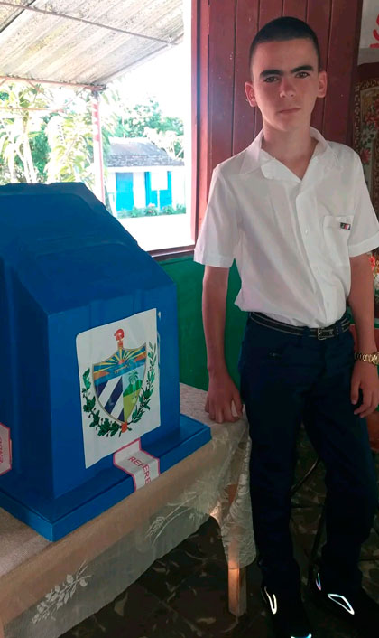 Pionero custodia urna en colegio electoral de Camajuaní. Pionero custodia urna en colegio electoral de Camajuaní.