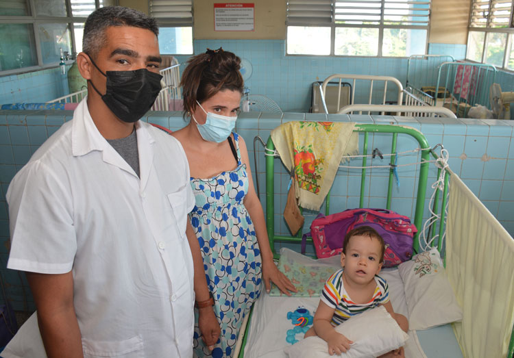 Padres con niño ingresado en el Hospital Infantil, donde pudieron ejercer su derecho al voto. Padres con niño ingresado en el Hospital Infantil, donde pudieron ejercer su derecho al voto.