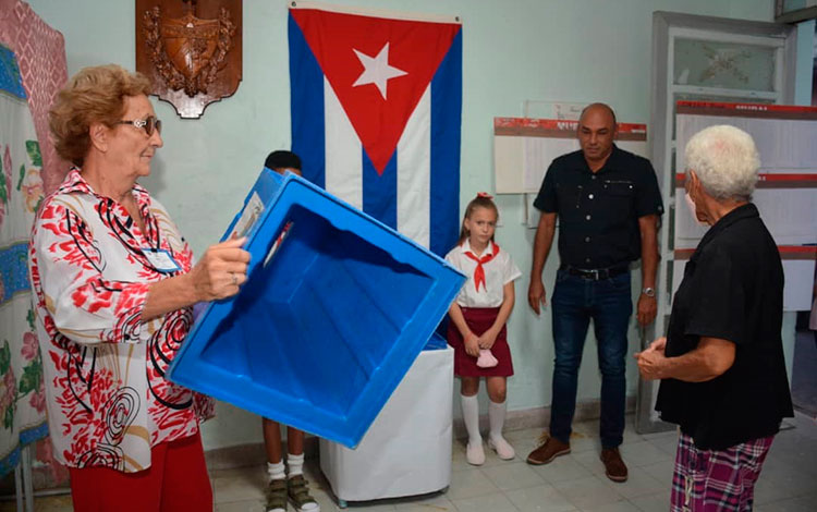 Revisión de las urnas en colegio electoral de Santa Clara. Revisión de las urnas en colegio electoral de Santa Clara.