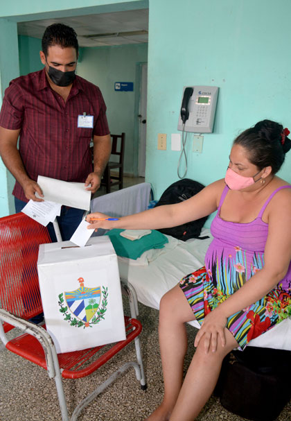 Paciente Yusleidy Hernández Carballo vota desde su cama en el hospital. Paciente Yusleidy Hernández Carballo vota desde su cama en el hospital.