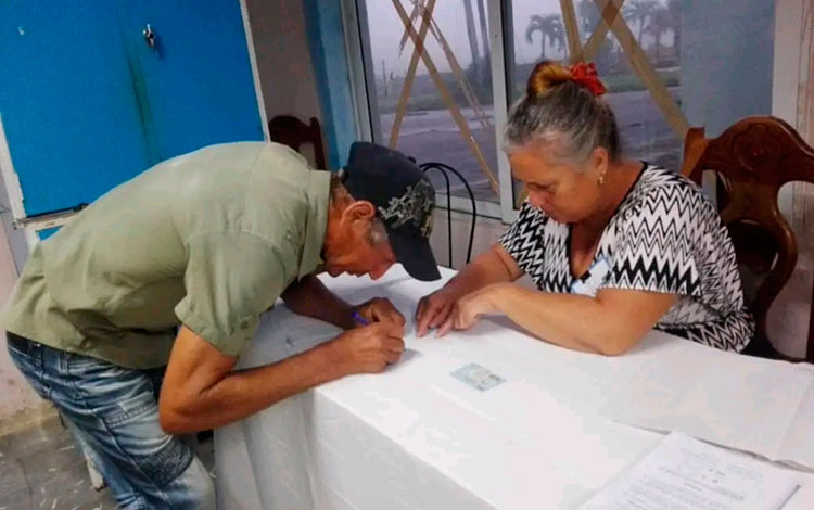 Votación en colegio electoral de la comunidad montañosa de Jibacoa, en Manicaragua. Votación en colegio electoral de la comunidad montañosa de Jibacoa, en Manicaragua.
