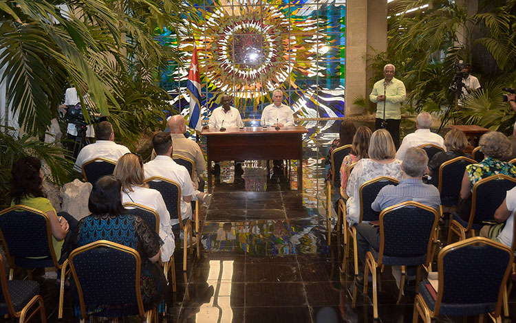 Acto de firma y refrendación del Código de las Familias por el presidente de Cuba, Miguel Díaz-Canel Bermúdez, y el presidente de la Asamblea Nacional del Poder Popular, Esteban Lazo Hernández. Acto de firma y refrendación del Código de las Familias por el presidente de Cuba, Miguel Díaz-Canel Bermúdez, y el presidente de la Asamblea Nacional del Poder Popular, Esteban Lazo Hernández.
