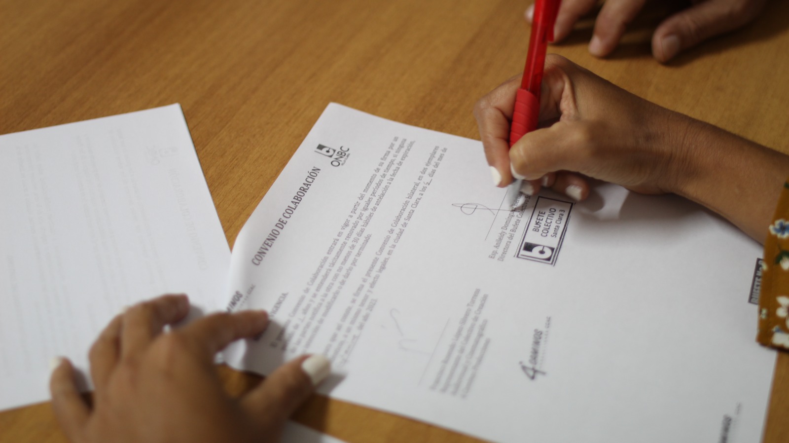 Firma del convenio de colaboración entre el Bufete 3 de Santa Clara y 4 Caminos Producciones.