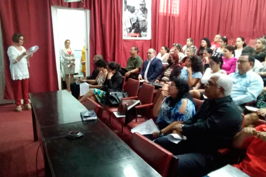 Ania María Aparicio Albelo, directora de Justicia en Villa Clara da lectura el informe del trabajo en 2023.