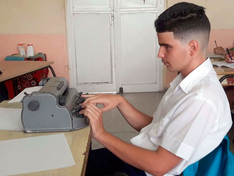 Abel Morales Cruz, único estudiante invidente villaclareño que se forma como técnico medio en Derecho. Abel Morales Cruz, único estudiante invidente villaclareño que se forma como técnico medio en Derecho.