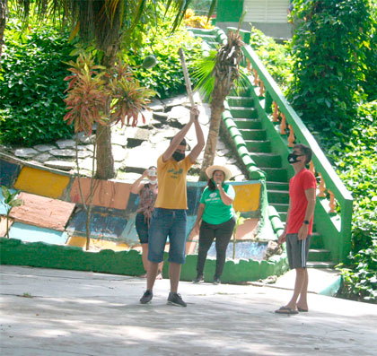 Joven ciego Abel Morales Cruz participa en juego en el campismo Río Seibabo, de Manicaragua. Joven ciego Abel Morales Cruz participa en juego en el campismo Río Seibabo, de Manicaragua.
