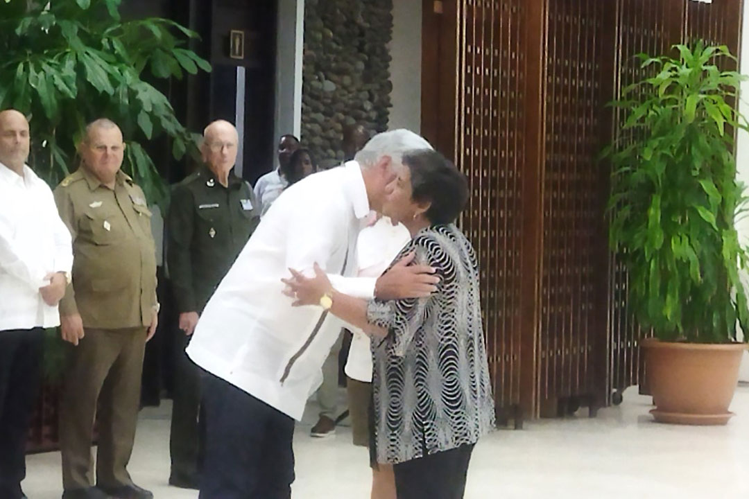 Presidente de Cuba en condecoración de mujeres destacadas