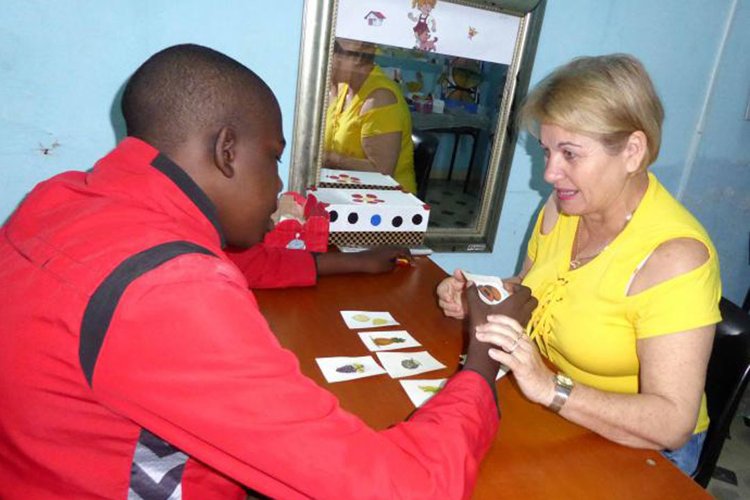 Maestra con alumno discapacitado