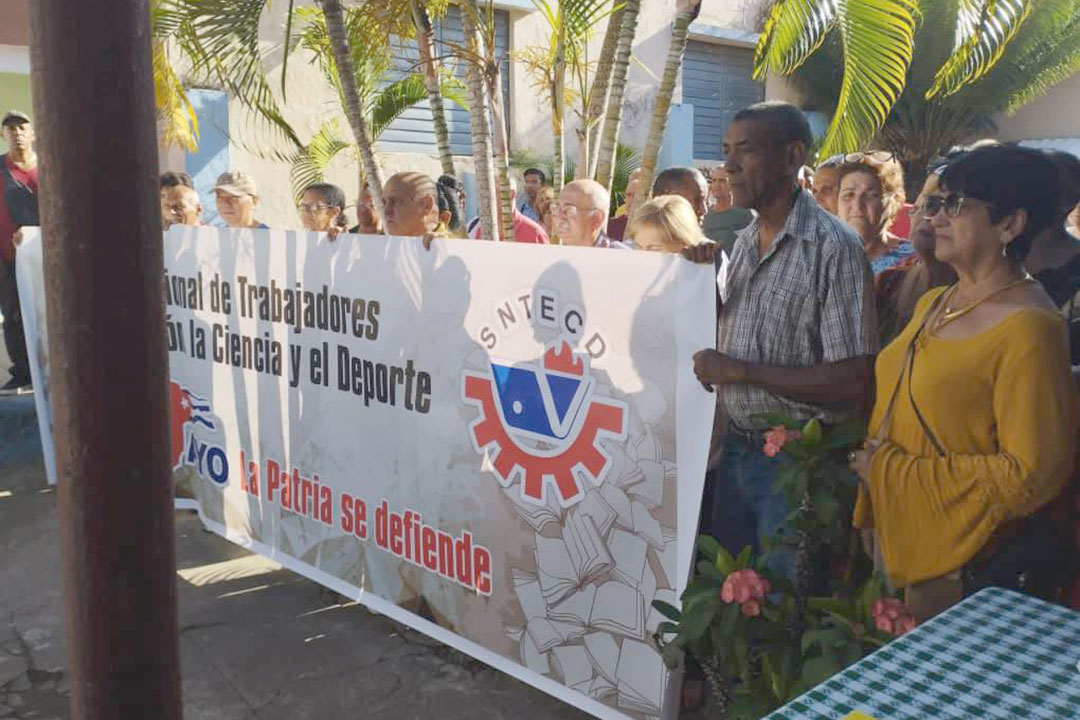 Trabajadores de Educación en acto de respaldo a Raúl Castro Ruz.