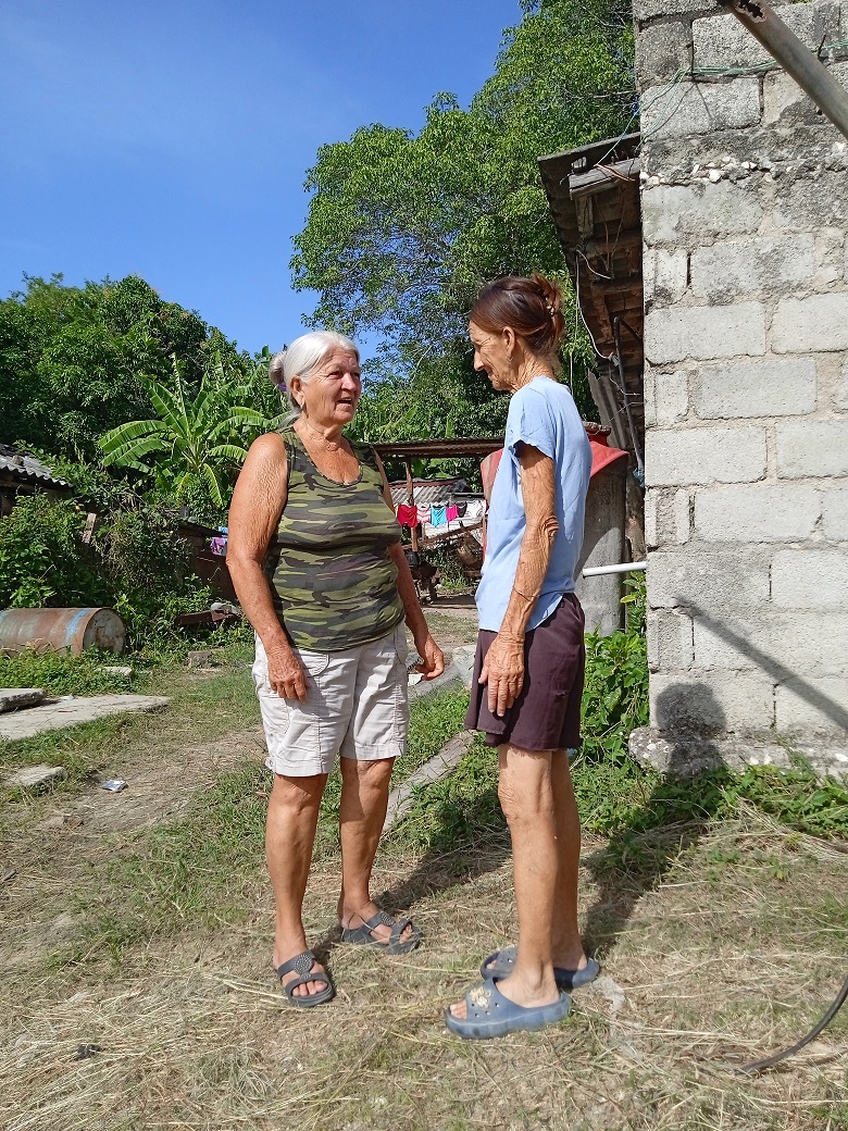Federada Zenaida Chaviano realizando labor comunitaria.