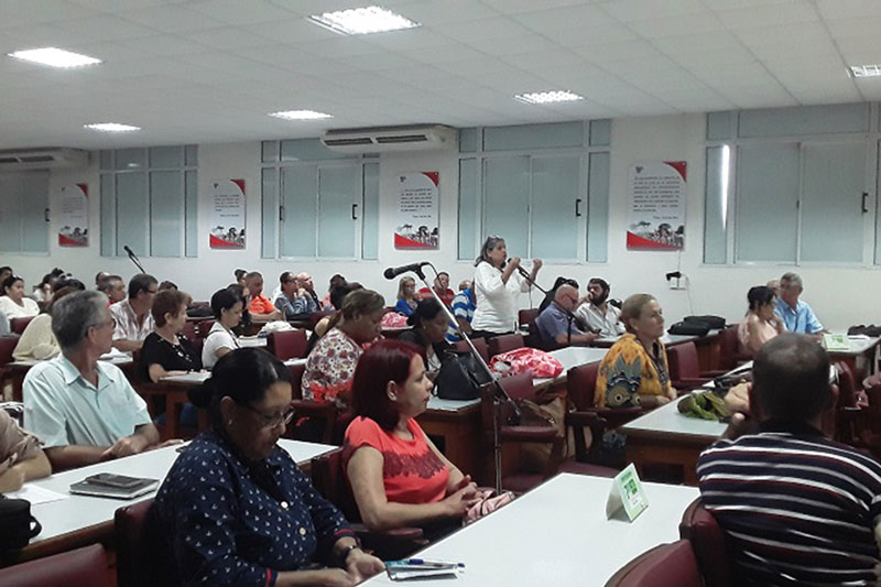 Comunicadores villaclareños participan en su asamblea provincial.