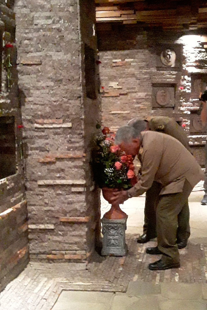 General de división Ramón Pardo Guerra coloca flores ante el nicho que guarda los restos del Che.