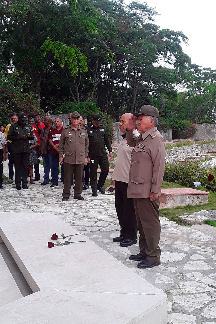 General de división Ramón Pardo Guerra coloca flores ante la llama eterna del Mausoleo del Frente de Las Villas.