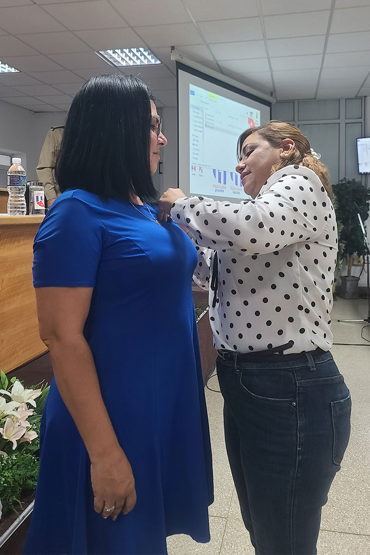 Gobernadora de Villa Clara, Milaxy Sánchez Armas, es condecorada por la primera secretaria del PCC en la provincia, Susely Morfa González.