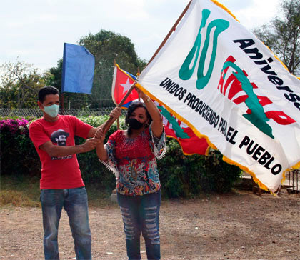 Galia Esther Rivero Caso (derecha), presidenta de la CCS Jesús Menéndez, en Peroti, recibe la Bandera Aniversario 60 de la ANAP. Galia Esther Rivero Caso (derecha), presidenta de la CCS Jesús Menéndez, en Peroti, recibe la Bandera Aniversario 60 de la ANAP.