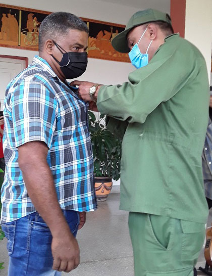 Entrega del sello José Ramírez Cruz a dirigente de la ANAP en Villa Clara. Entrega del sello José Ramírez Cruz a dirigente de la ANAP en Villa Clara.