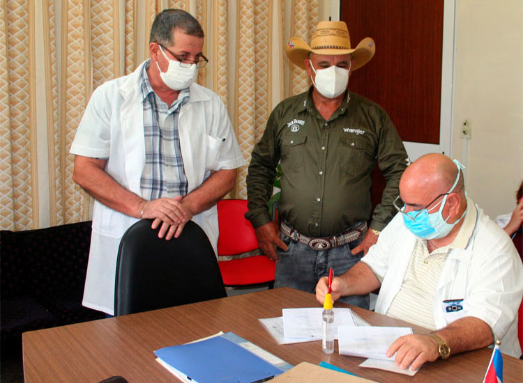 El campesino Odel Tápanes Moya y el Dr. Jesús Sánchez Pérez, director del hospital pediátrico villaclareño, realizan los trámites pertinentes para concretar la donación. El campesino Odel Tápanes Moya y el Dr. Jesús Sánchez Pérez, director del hospital pediátrico villaclareño, realizan los trámites pertinentes para concretar la donación.