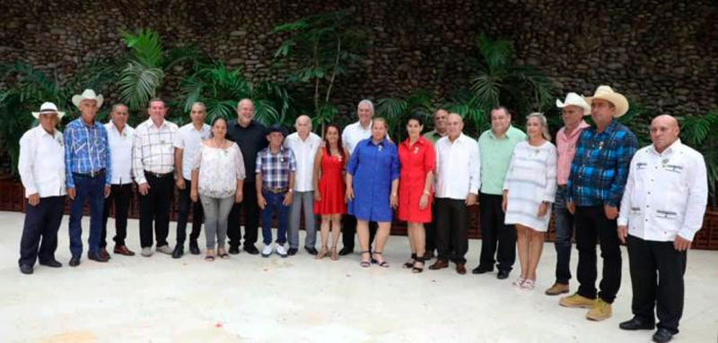 Presidente cubano junto a campesinos destacados.