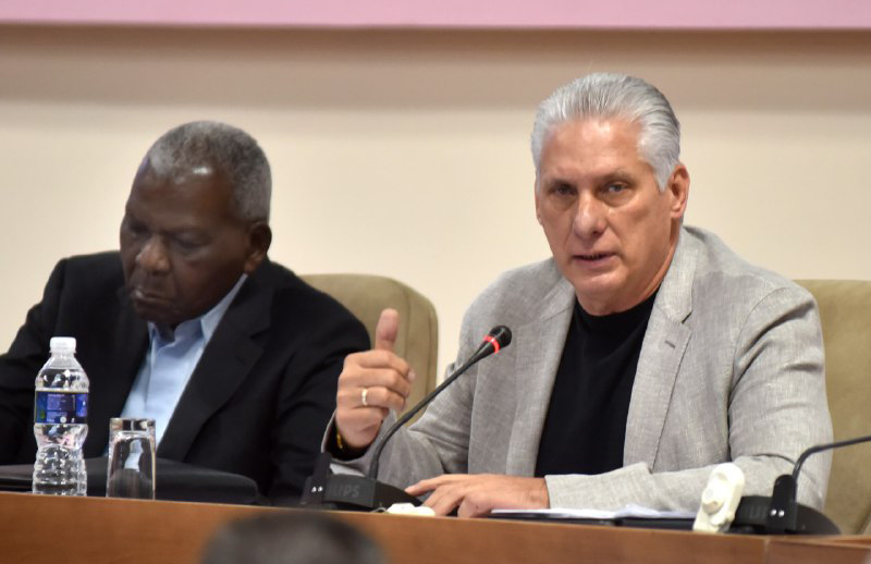 Presidente cubano, Miguel Díaz-Canel, y presidente de la Asamblea Nacional, Esteban Lazo Hernández, en la clausura del 9.o Congreso de la ANEC.