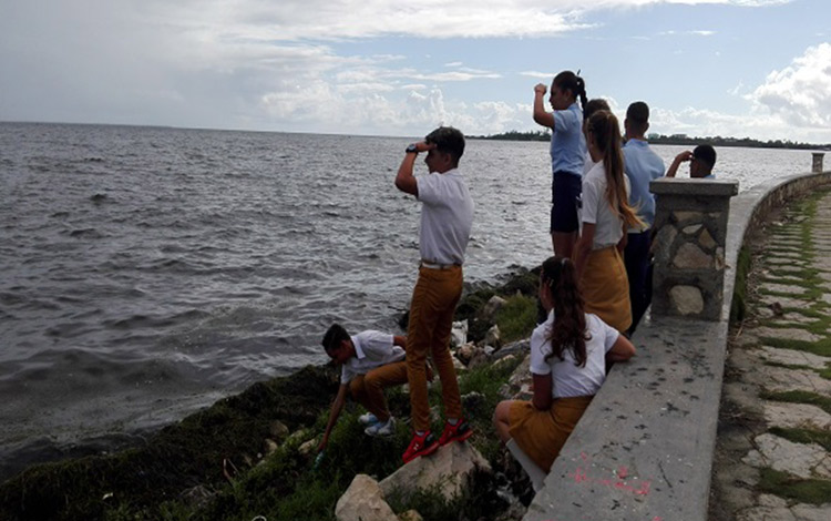 Alumnos de la Escuela Provincial de Velas Marcelo Salado Lastra, de Caibarién, integrantes del Movimiento Juvenil Mirando al Mar.
