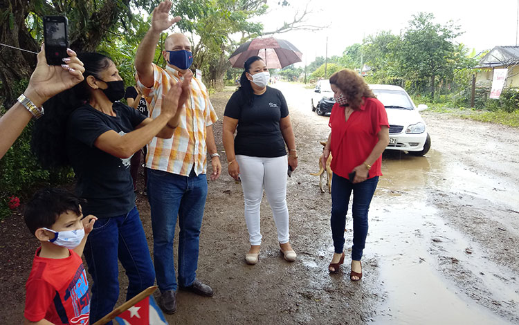 Gerardo Hernández Nordelo, coordinador nacional de los CDR, intercambia cederistas de Rancho Veloz, en Villa Clara. Gerardo Hernández Nordelo, coordinador nacional de los CDR, intercambia cederistas de Rancho Veloz, en Villa Clara.