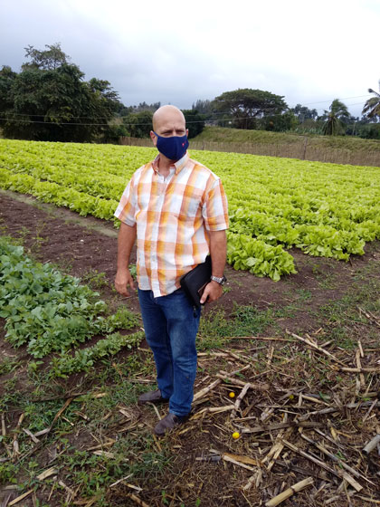 Coordinador nacional de los CDR aprecia cultivos de hortalizas en la finca La Fe, de Rancho Veloz, Villa Clara. Coordinador nacional de los CDR aprecia cultivos de hortalizas en la finca La Fe, de Rancho Veloz, Villa Clara.