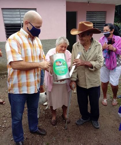 Cederista Santos y su esposa, de Rancho Veloz, reciben la regadera por su labor agrícola, de manos del coordinador nacional de los CDR, Gerardo Hernández Nordelo. Cederista Santos y su esposa, de Rancho Veloz, reciben la regadera por su labor agrícola, de manos del coordinador nacional de los CDR, Gerardo Hernández Nordelo.