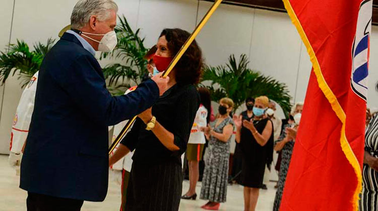 Presidente de Cuba, Miguel Díaz-Canel Bermúdez, entrega la bandera 28 de Septiembre a zonas destacadas en el trabajo de los Comités de Defensa de la Revolución.