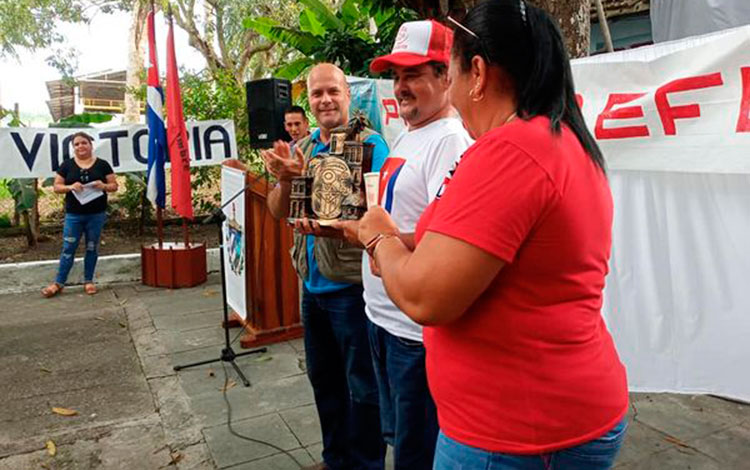 Entrega del Premio del Barrio al proyecto Efemérides. Entrega del Premio del Barrio al proyecto Efemérides.