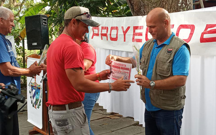 Reconocimiento a cederista destacado de Manajanabo. Reconocimiento a cederista destacado de Manajanabo.