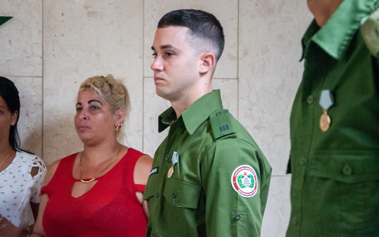 Bombero villaclareño condecorado con la medalla 28 de septiembre, de los CDR. Bombero villaclareño condecorado con la medalla 28 de septiembre, de los CDR.