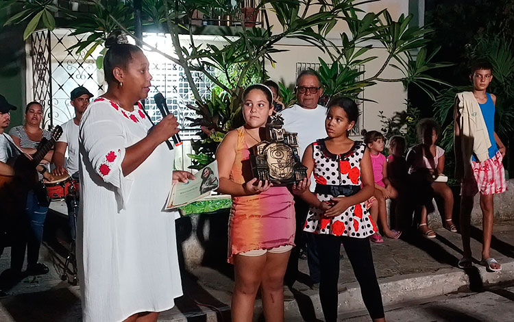 Bolivia Tamara Cruz, coordinadora de zona de los CDR reconocida con el Premio del Barrio. Bolivia Tamara Cruz, coordinadora de zona de los CDR reconocida con el Premio del Barrio.