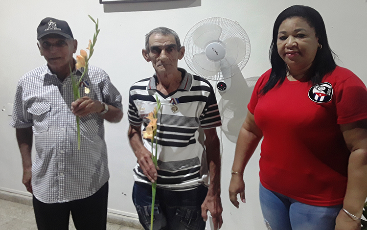 Cederistas de Santo Domingo reciben la condecoración Por la Defensa de la Patria. Cederistas de Santo Domingo reciben la condecoración Por la Defensa de la Patria.