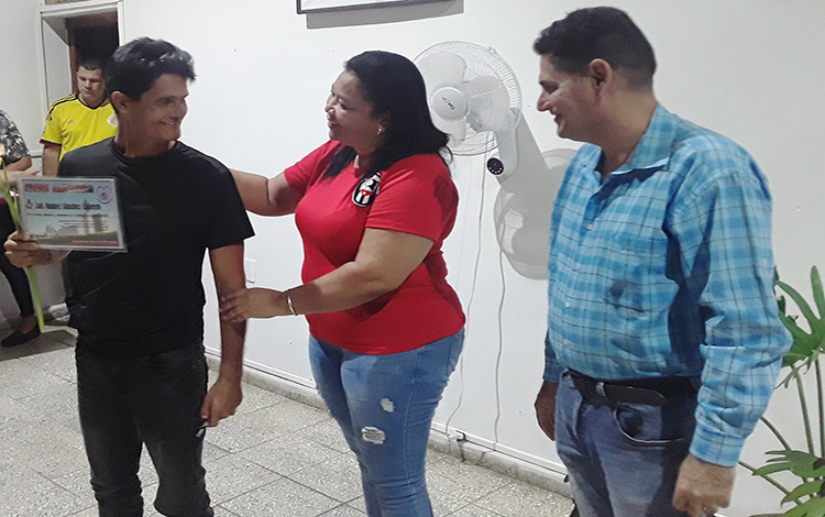 Coordinador de los CDR en Remedios recibe la condición de Vanguardia Provincial. Coordinador de los CDR en Remedios recibe la condición de Vanguardia Provincial.