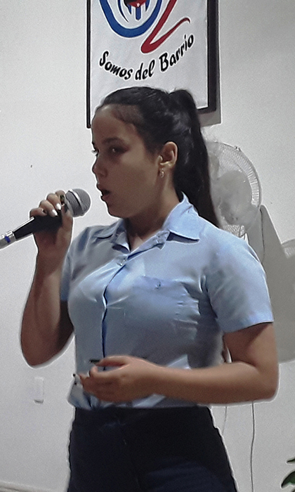 Estudiante interpreta una canción en el acto provincial de los CDR. Estudiante interpreta una canción en el acto provincial de los CDR.