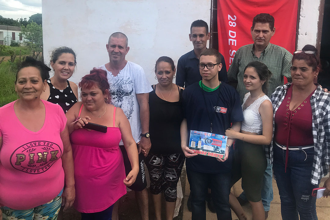 Delegado directo al X Congreso de los CDR junto a sus familiares y vecinos.