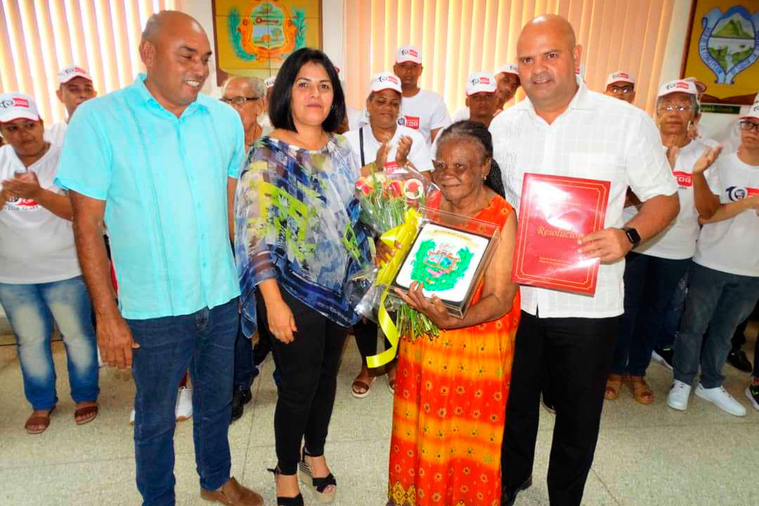 Cederista Elisa Guardado Fraga recibe el Escudo de Armas de Villa Clara.