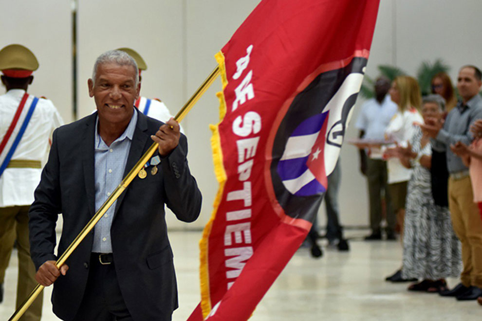 Cederista recibe la bandera 28 de Septiembre.
