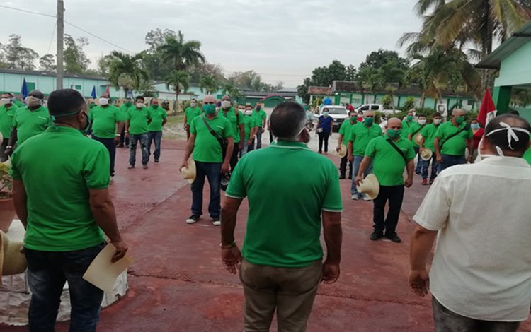 Abanderamiento de brigada de azucareros que apoyan la producción de alimientos en Villa Clara.