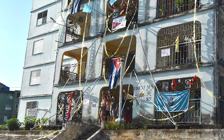Edificio engalanado en la celebración del Primero de Mayo de 2020.
