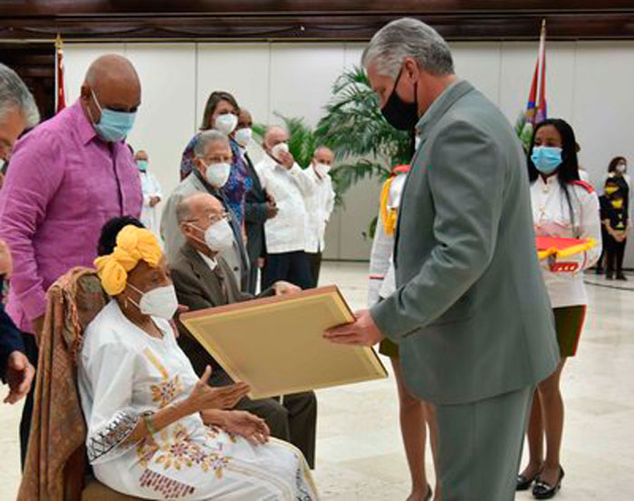 Omara Portuondo, condecorada por el presidente cubano, Miguel Díaz-Canel, con el título de Heroína del Trabajo de la República de Cuba. Omara Portuondo, condecorada por el presidente cubano, Miguel Díaz-Canel, con el título de Heroína del Trabajo de la República de Cuba.