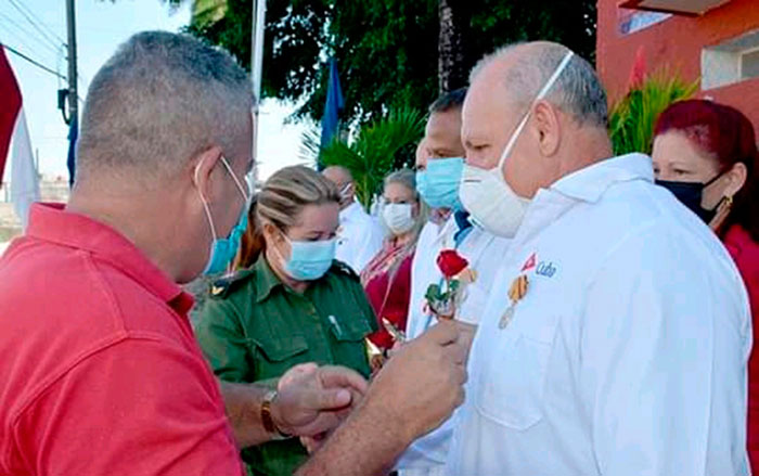 Entrega de la Medalla Hazaña Laboral a trabajadores destacados de la Salud.