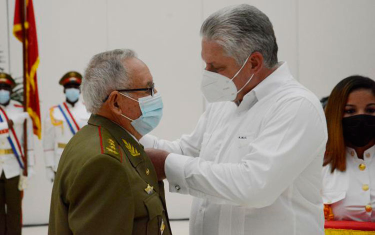 Presidente cubano, Miguel Díaz-Canel Bermúdez, condecora al general de Cuerpo de Ejército Ramón Espinosa Martín. Presidente cubano, Miguel Díaz-Canel Bermúdez, condecora al general de Cuerpo de Ejército Ramón Espinosa Martín.