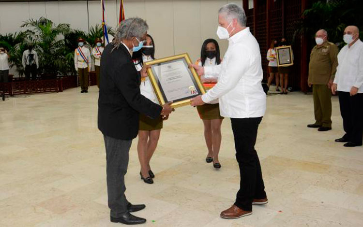 Presidente cubano, Miguel Díaz-Canel Bermúdez, condecora al artista de la plástica Alberto Lescay. Presidente cubano, Miguel Díaz-Canel Bermúdez, condecora al artista de la plástica Alberto Lescay.