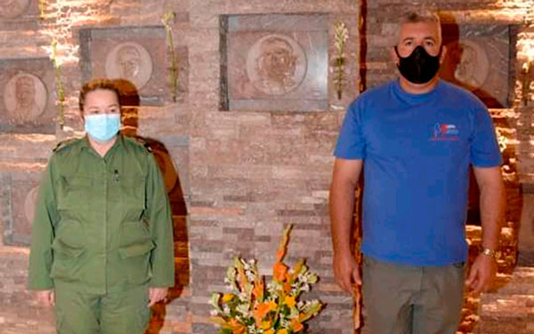 Yudí Rodríguez Hernández, presidenta del Consejo de Defensa Provincial, y Julio Morales Veraa, secretario general de la CTC en la provincia, rinden homenaje al Che.