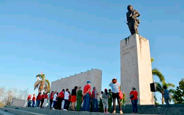 Homenaje en la Plaza Comandante Ernesto Che Guevara, para iniciar la jornada del Primero de Mayo en Villa Clara. Homenaje en la Plaza Comandante Ernesto Che Guevara, para iniciar la jornada del Primero de Mayo en Villa Clara.