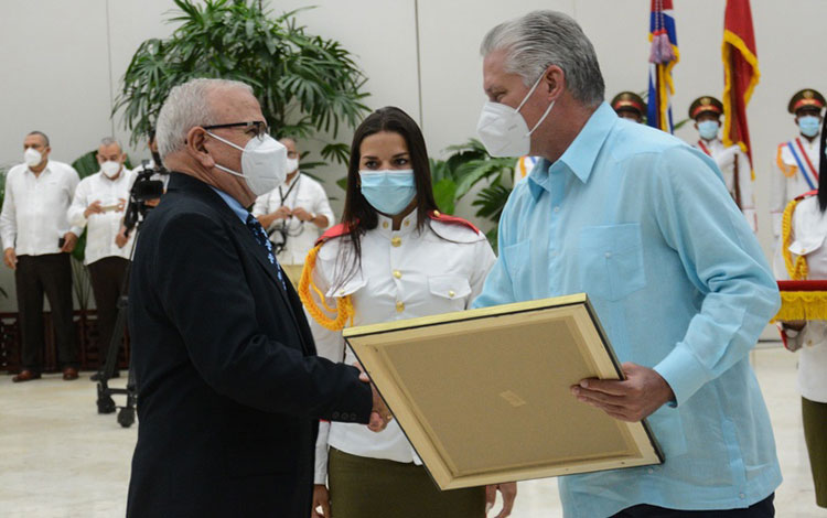 Presidente cubano, Miguel Díaz-Canel Bermúdez, condecora a Héroe del Trabajo. Presidente cubano, Miguel Díaz-Canel Bermúdez, condecora a Héroe del Trabajo.