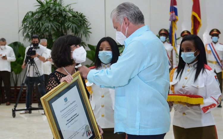 Presidente cubano, Miguel Díaz-Canel Bermúdez, condecora a la Heroína del Trabajo Tania Crombet Ramos.