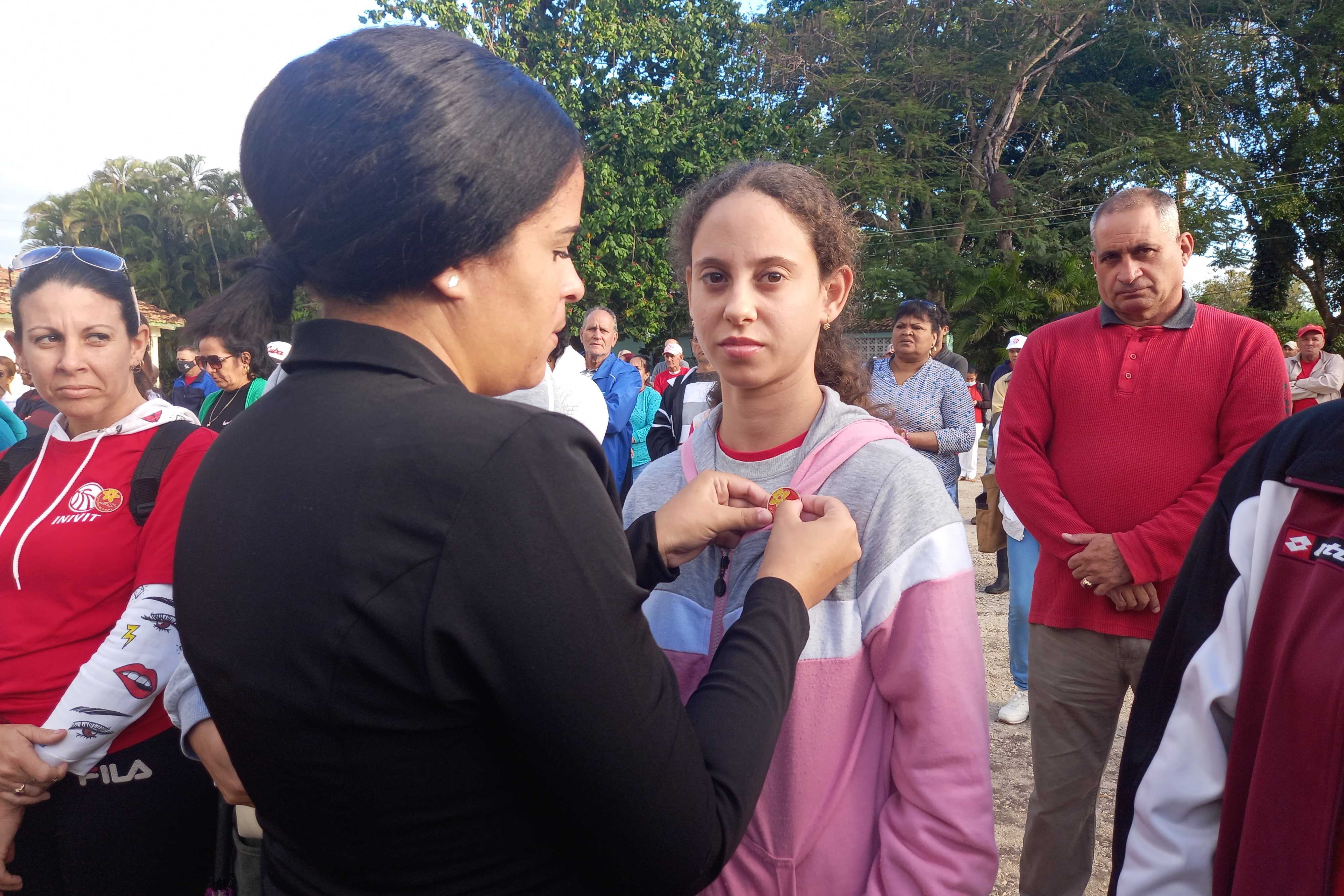 En el acto, 9 jóvenes recibieron el sello Forjadores del futuro por su excelente labor investigativa.